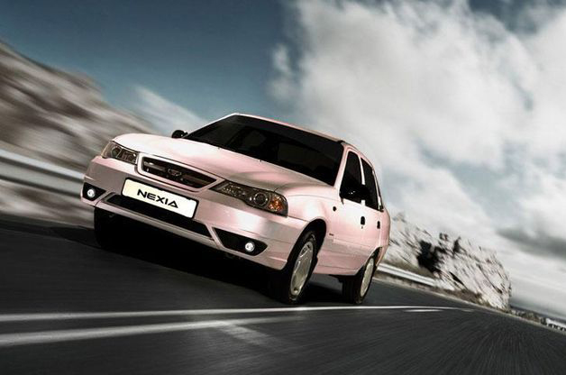 Автомобиль Daewoo Nexia на дороге